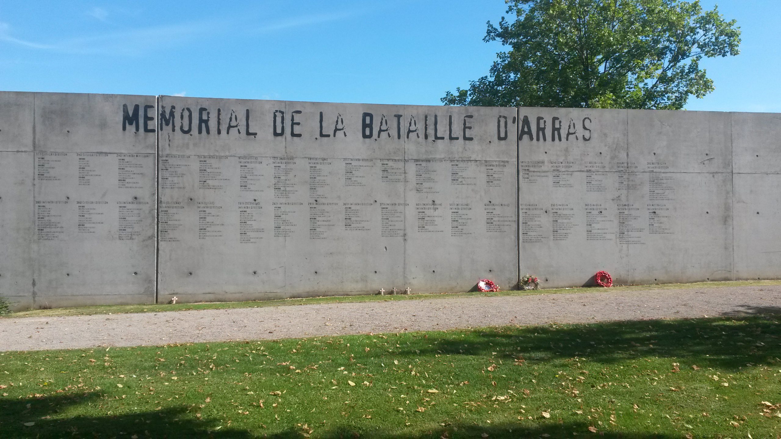 Mur du mémorial de la bataille d'Arras