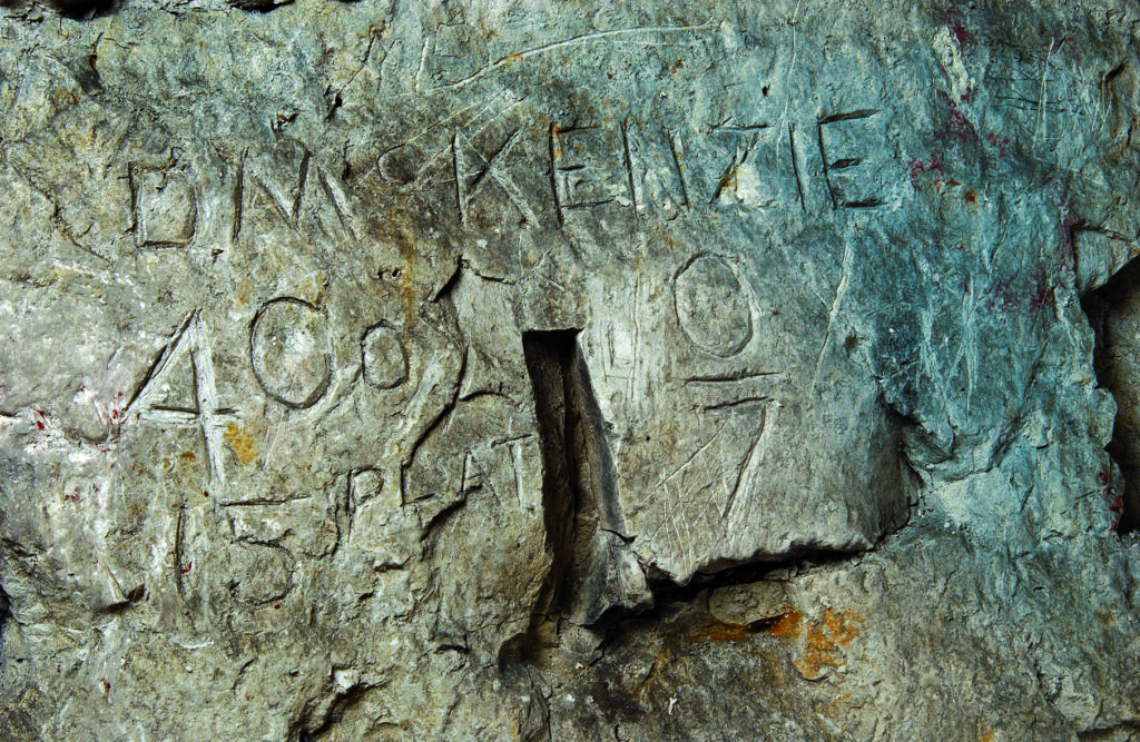 Graffiti de soldat de la Grande Guerre gravé dans la craie