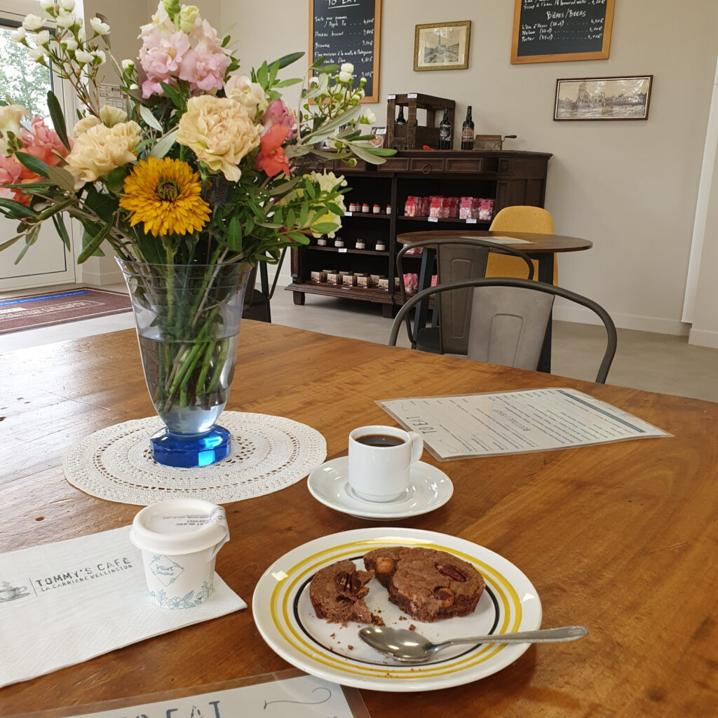 Cafe et nourriture sur une table decoree d'un bouquet de fleurs